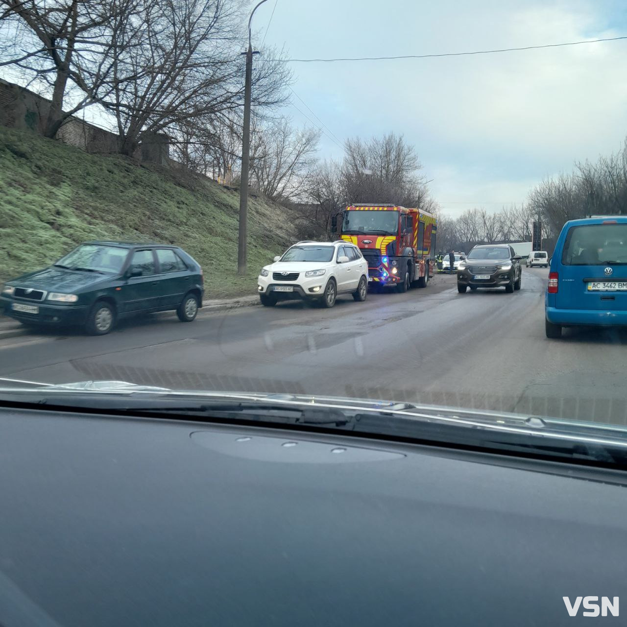 У Луцьку – ДТП на Карпенка-Карого: авто винесло на узбіччя (фото)