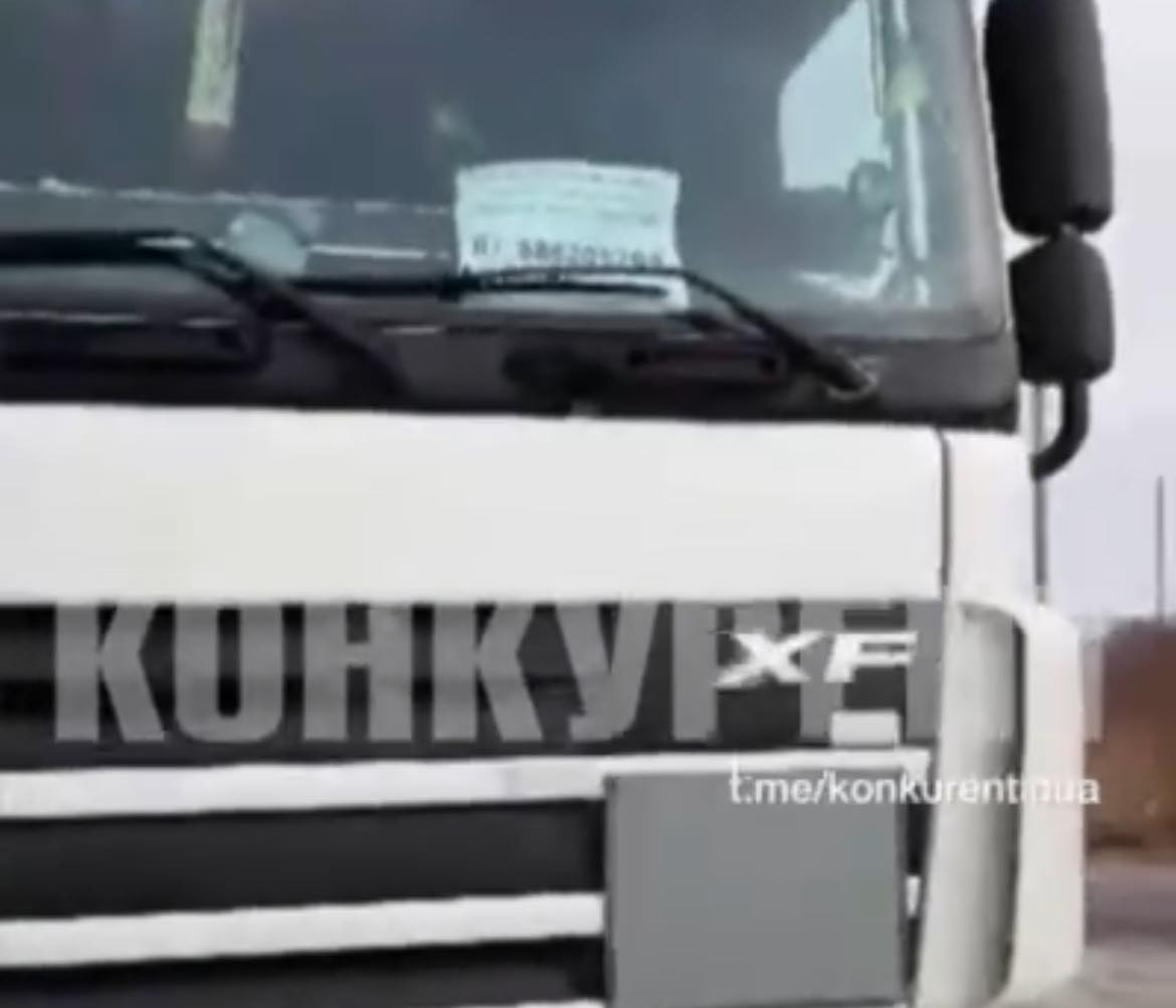 Польські протестувальники розвернули вантажівку з військовими автомобілями (відео)