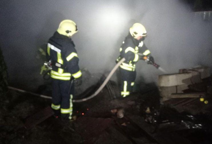 Встановлюють причину: вночі у Липинах виникла пожежа (фото)
