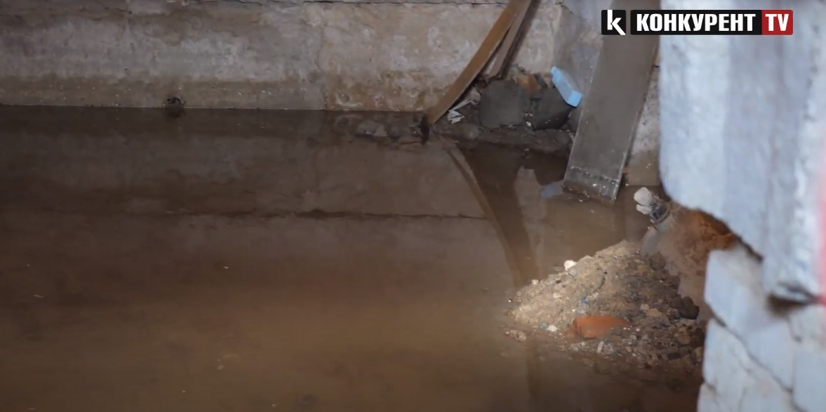 У Луцьку під багатоповерхівкою – «озеро», яке руйнує квартири (відео)
