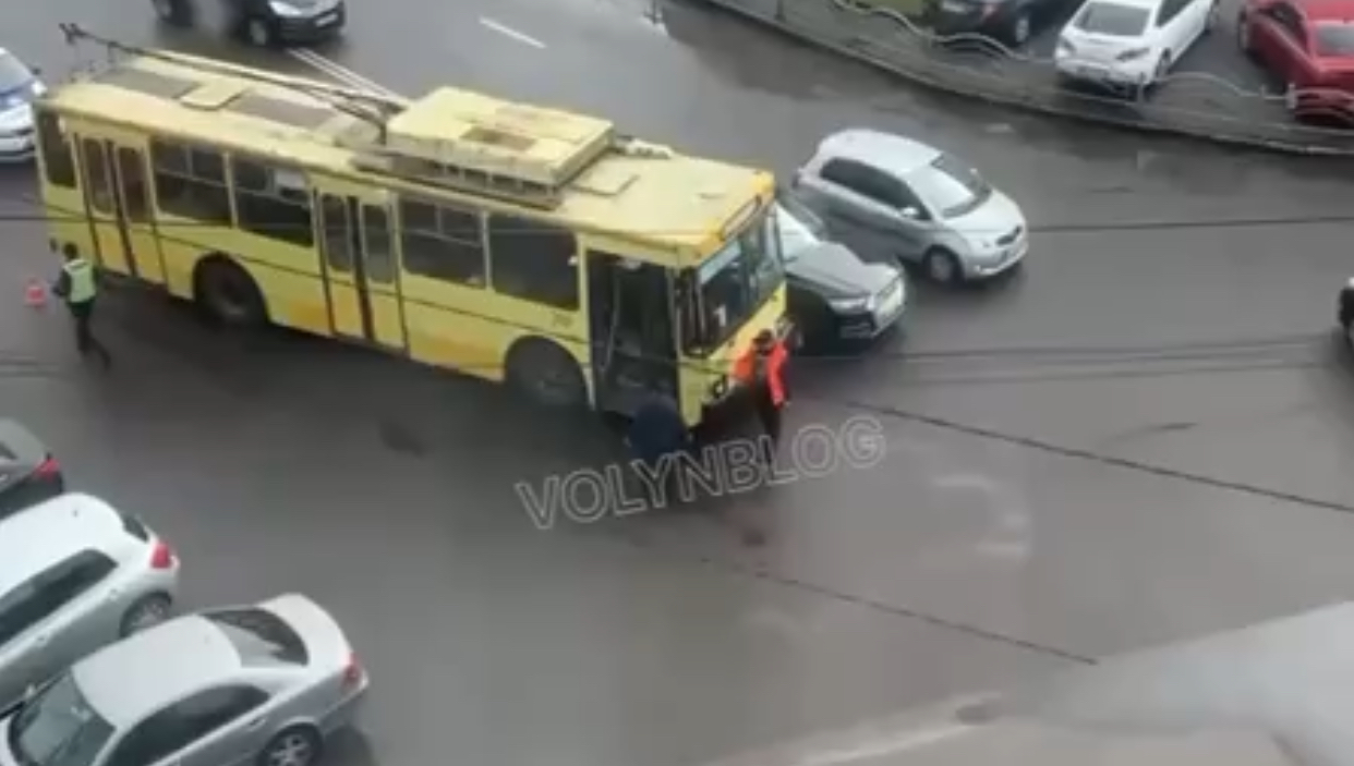 У центрі Луцька зіткнулись «Ауді» та старий тролейбус (відео)