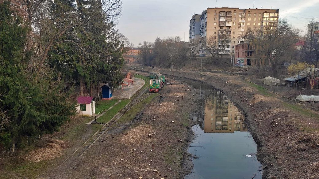 У Луцьку розчистили територію дитячої залізниці: що робитимуть далі (фото)