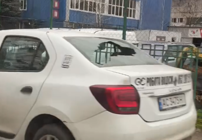 У Луцьку невідомі потрощили скло в автомобілях служби таксі Bolt (відео)