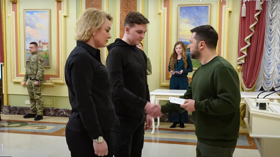 Зеленський вручив родині загиблого волинянина сертифікат на житло