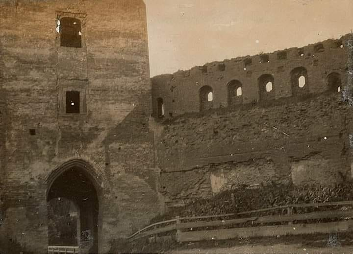 Небанальний ракурс: показали столітнє фото Луцького замку