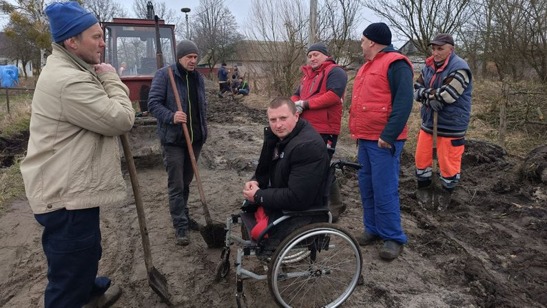 Волинянин, який втратив на війні ноги, організував ремонт дороги у селі (відео)