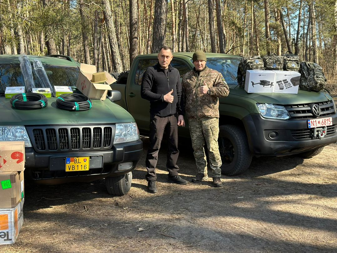 Пікапи, «мавіки», обладнання для зв'язку: волинські прокурори завезли допомогу тероборонівцям