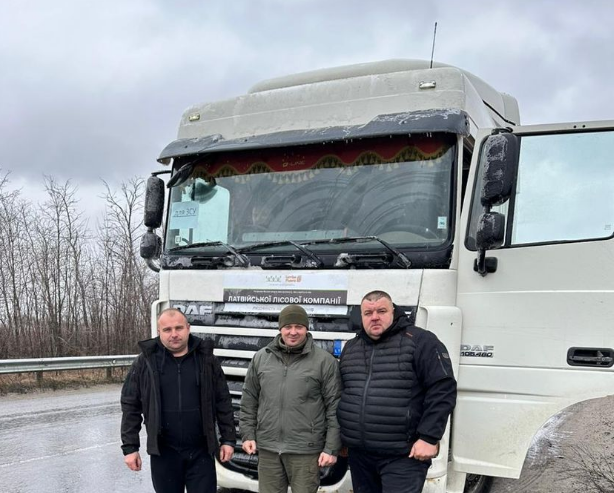 Латвійські лісівники передали волинським тероборонівцям вантажівку DAF