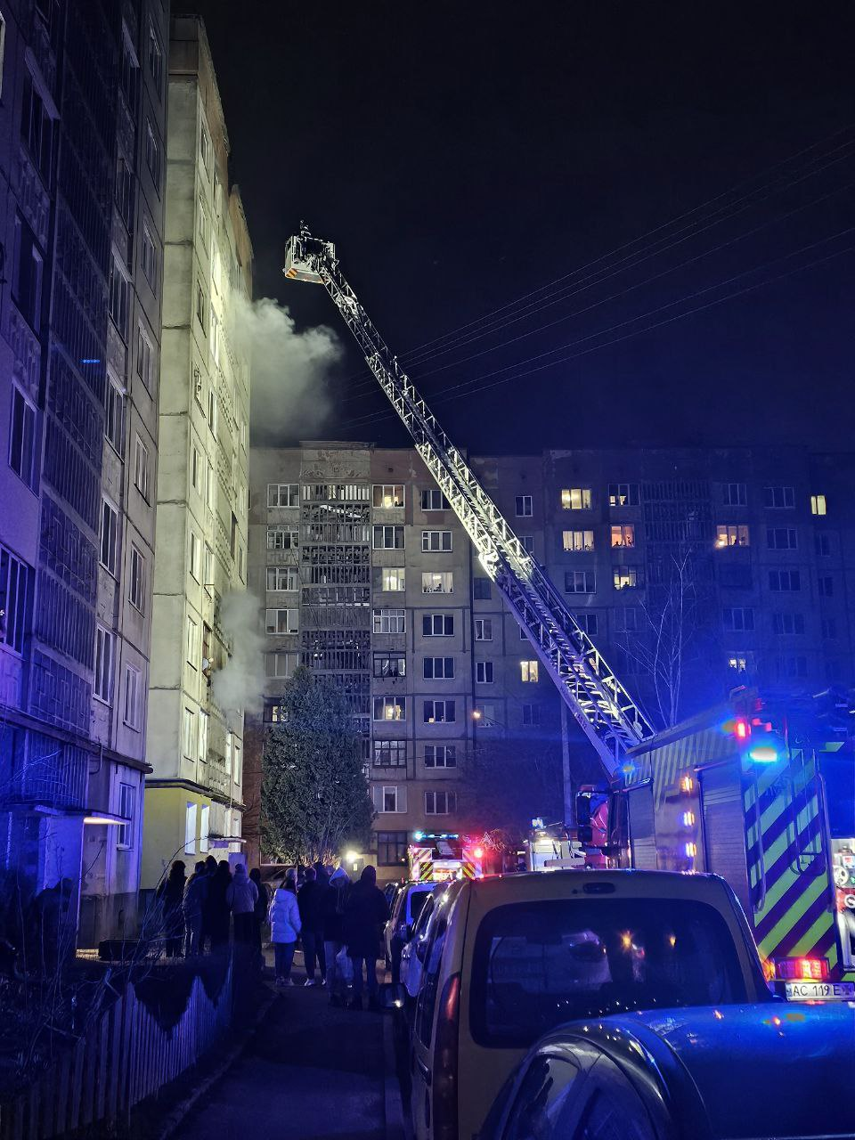 У Луцьку на вулиці Кравчука пожежа – працюють рятувальники (фото)