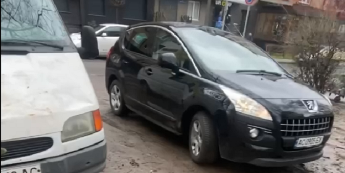 Муніципали оштрафували водіїв за паркування на газоні в центрі Луцька (відео)
