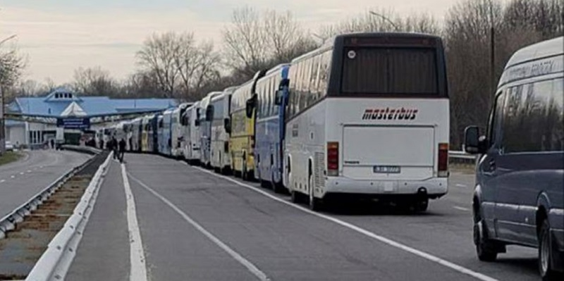 Поляки почали блокувати рух автобусів на кордоні з Україною