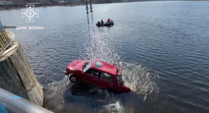 У Ковелі з мосту злетів автомобіль – рятувальники у воді шукали людей (відео)