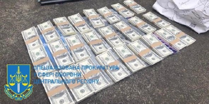 $600 000 хабаря: затримали ексдиректора ДП Міноборони та його спільника (фото)