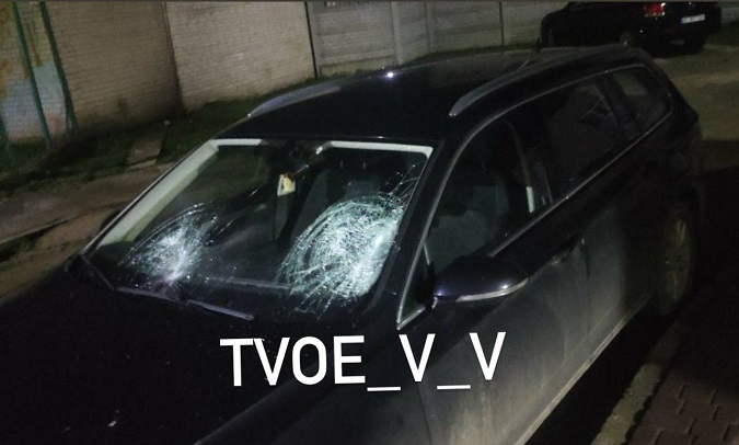 У Володимирі п'яна дівчина побила аптекарку та потрощила скло автівки (фото)
