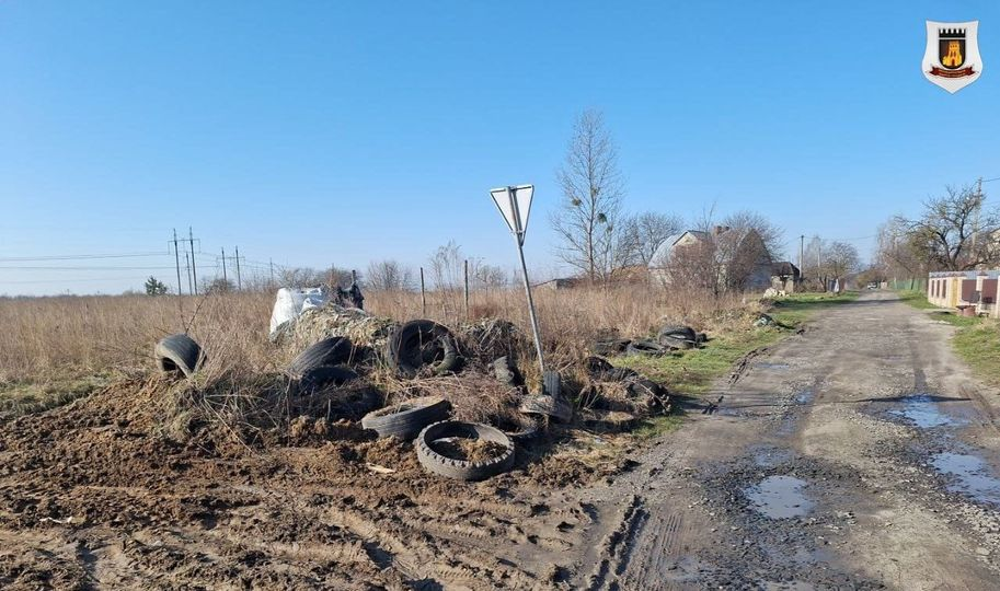 Вивезли шини і сміття: біля Луцька прибрали колишній блокпост (фото)