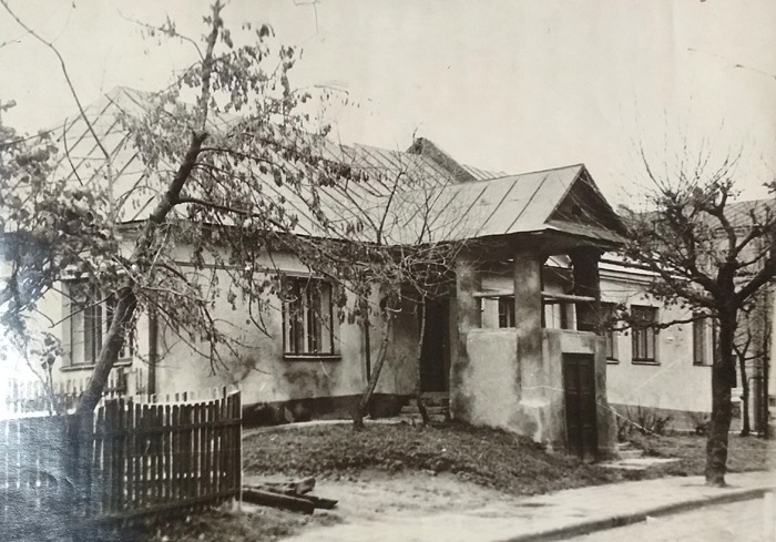 Родинний маєток, художня школа, санстанція і бар: історія будинку в центрі Луцька