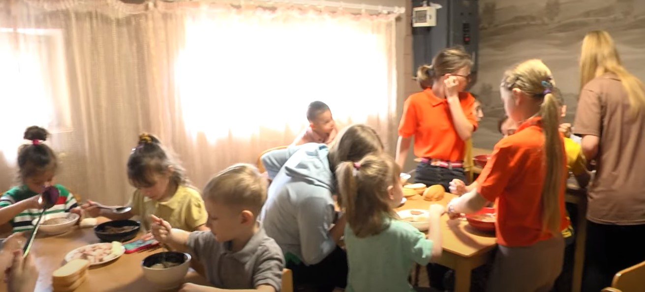 Мати варить пів тисячі пельменів: як на Волині живе багатодітна сім'я (відео)