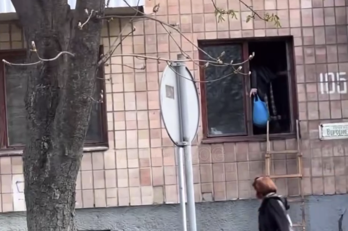 У Луцьку бабуся продовжує залазити в квартиру через вікно (відео)