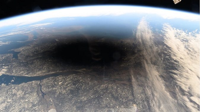 Повне сонячне затемнення: який це мало вигляд з космосу (фото)