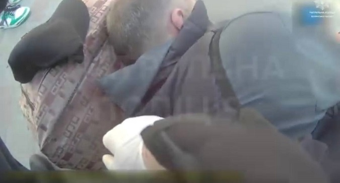 Стався напад епілепсії: у Луцьку патрульні допомогли чоловіку (відео)