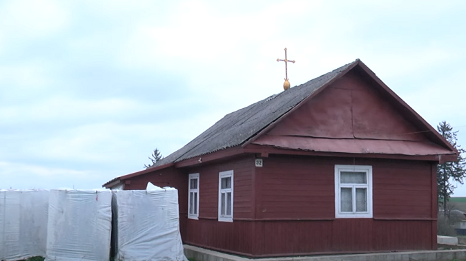 «А шо, хрест заборонено ставити?»: на Волині з хати роблять московську церкву (відео)