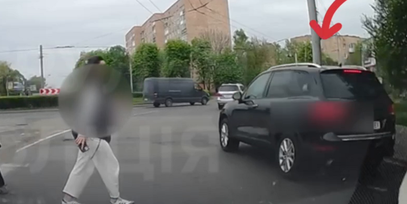 Миттєва карма: у Луцьку водій не пропустив пішохода перед очима патрульних (відео)