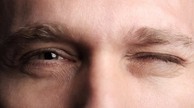 Не лише для зволоження ока: учені виявили ще одну функцію кліпання