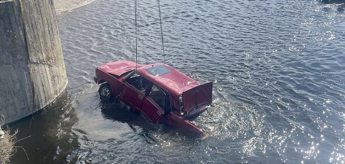 У Ковелі 24-річний чоловік вкрав ВАЗ та втопив його у річці (фото)