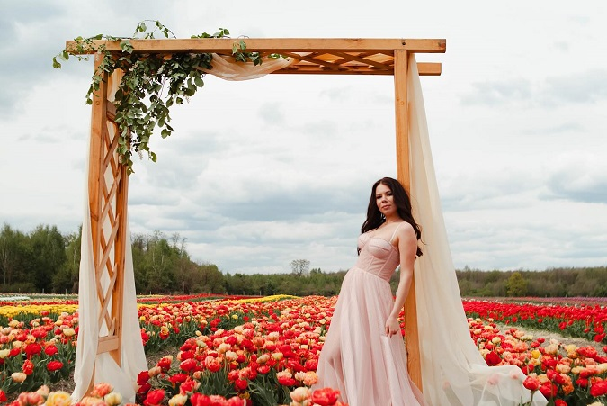 Для фотосесій серед тюльпанів у «Волинські Голландії» можна орендувати чарівні сукні: де і скільки коштують (фото)