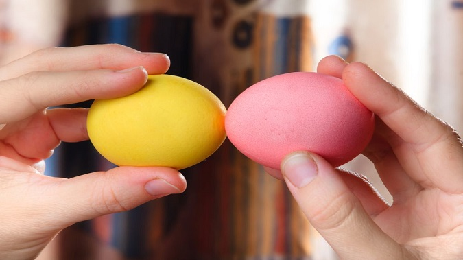 Чому на Великдень заведено фарбувати яйця, а потім битися крашанками