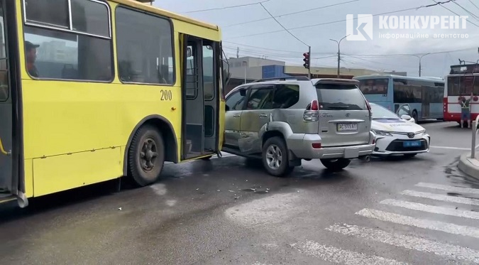 У Луцьку біля ПортCity тролейбус протаранив «тойоту» (відео)