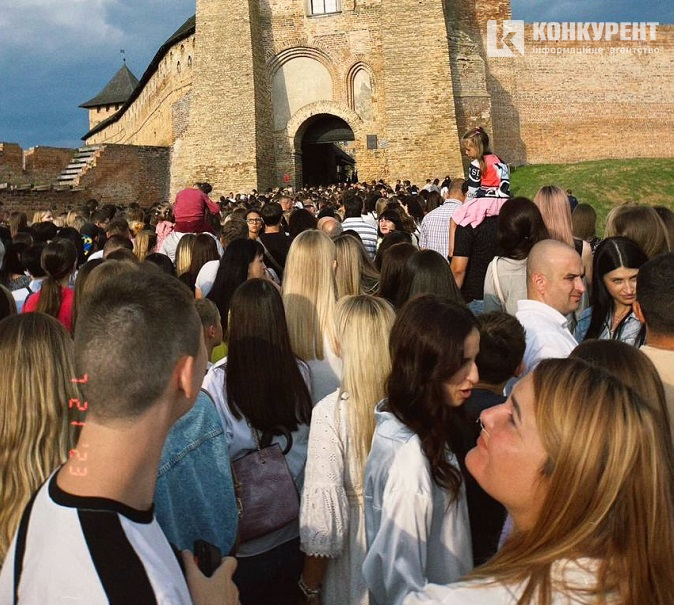 У Луцьку біля замку Любарта – величезні черги на концерт Пивоварова (фото)