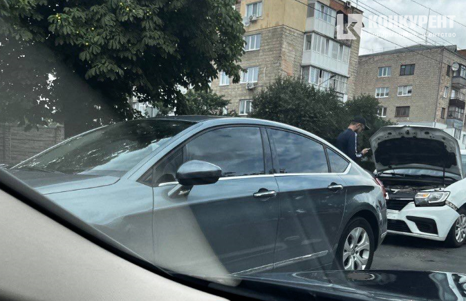 У Луцьку на Рівненській – аварія за участю таксі Uber (фото, відео)