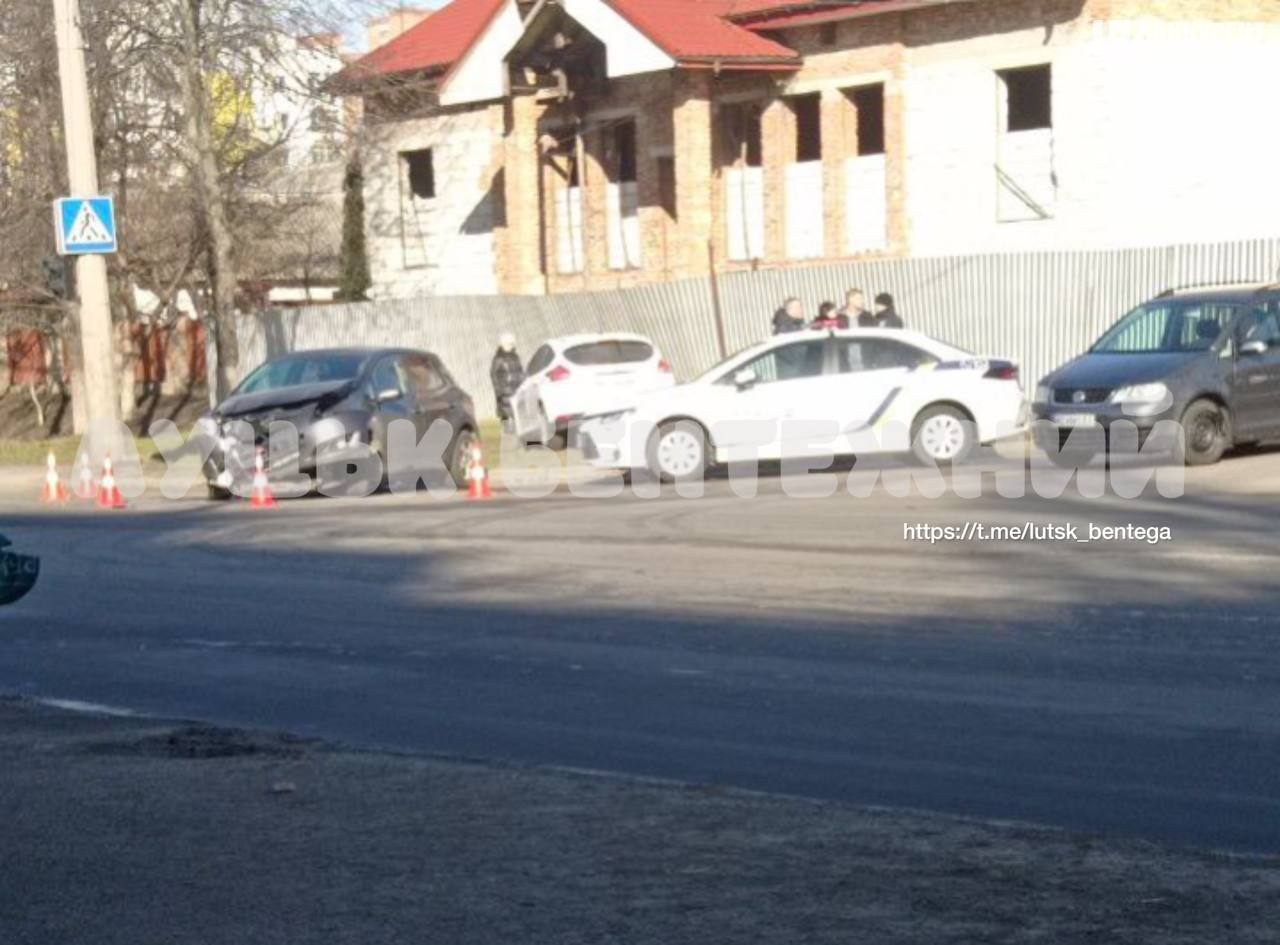 У Луцьку – аварія на перехресті: працює поліція (фото, оновлено)